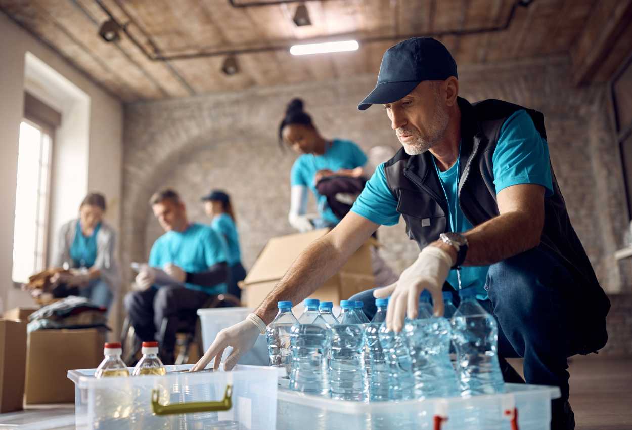 Volontaires qui s'organisent pour remplir des bouteilles lors d'une inondation