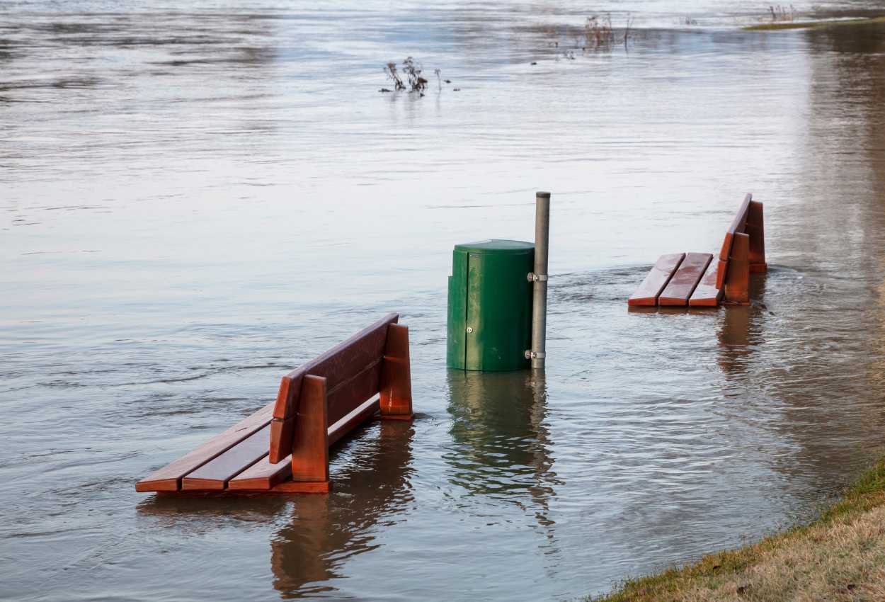 Inondation dans une rue avec bancs